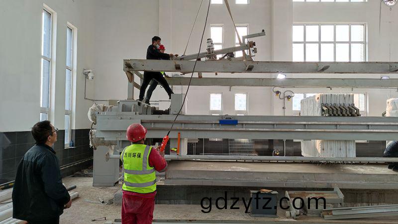 折(zhe)疊(die)帶(dai)式壓濾(lv)機(ji)的(de)結(jie)構(gou)特(te)點(dian)