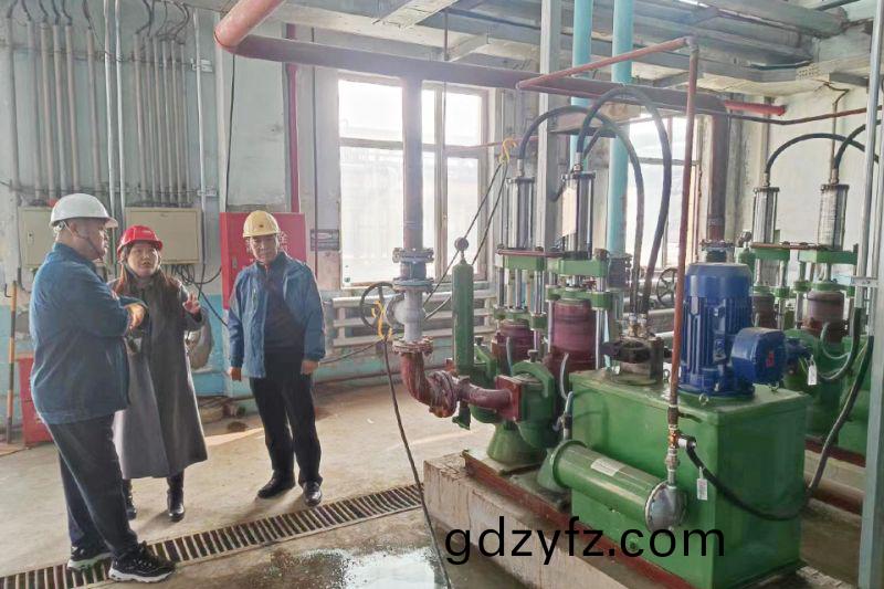 萬川環保集(ji)糰(tuan)領(ling)導(dao)遠(yuan)赴吉(ji)林石(shi)化(hua)項(xiang)目視詧(cha)： 順(shun)利(li)完(wan)成設(she)備安(an)裝(zhuang)調試工(gong)作(zuo) 待交(jiao)付(fu)甲方(fang)