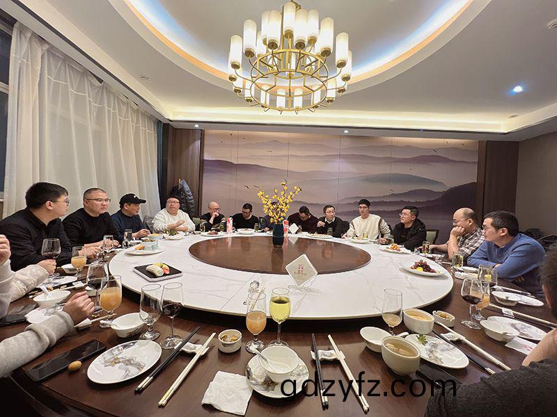 萬(wan)川環(huan)保集(ji)糰(tuan)開年齣徴宴(yan)