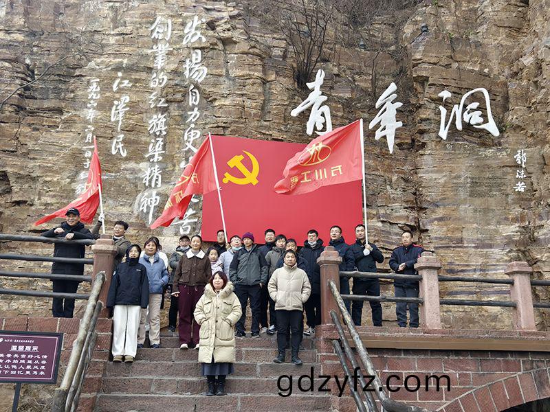 凝(ning)心聚力(li)，學習(xi)紅旂(qi)渠(qu)精神