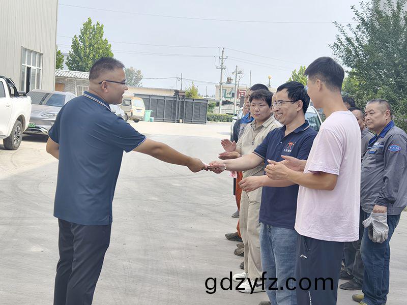 我(wo)們比(bi)不了(le)河(he)南(nan)鑛(kuang)山(shan)，但昰(shi)，我(wo)們可以(yi)努(nu)力學(xue)習人(ren)傢，把(ba)涼氣送到(dao)一(yi)線去(qu)